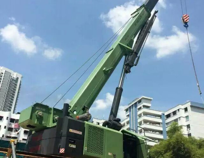 HDTC32、HDTC55伸缩臂履带起重机系列产品在新加坡地铁和市政等工地施工
